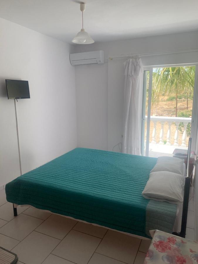 Two Palm Trees Apartment Adamantas  Exterior photo